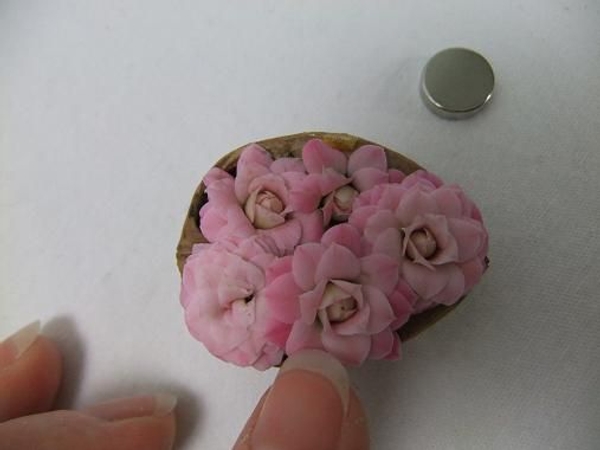Glue the Kalanchoe 'Calandiva Pink' blossoms to cover the magnet. Glue the Kalanchoe 'Calandiva Pink' blossoms to cover the magnet.