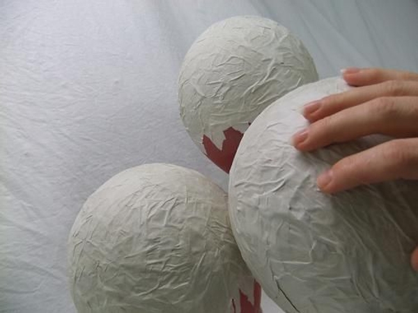 Let the hatched Papier Mache Easter eggs dry over night. Let the hatched Papier Mache Easter eggs dry over night.