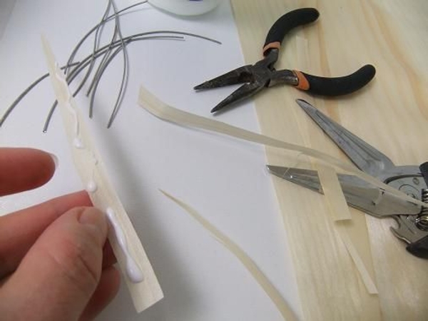 Place glue on a strip of Kyogi paper. Place glue on a strip of Kyogi paper.