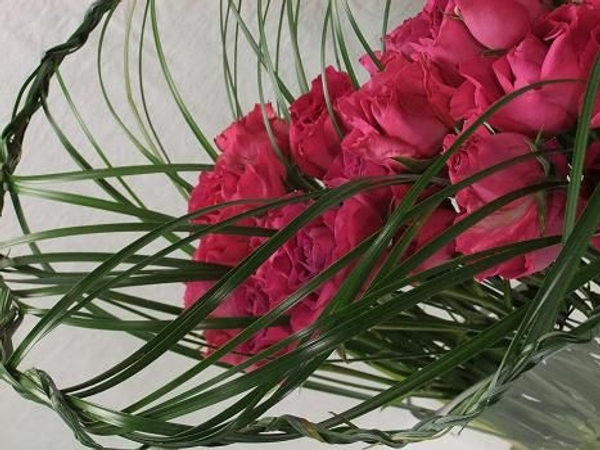 Plait a bear grass collar around the roses. Plait a bear grass collar around the roses.