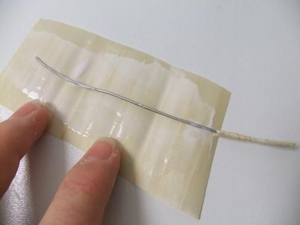 Spread a bit of glue on the Kyogi paper. Spread a bit of glue on the Kyogi paper.