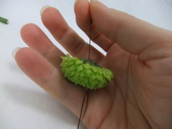 Use the hairpin wire needle to thread the flower. Use the hairpin wire needle to thread the flower.