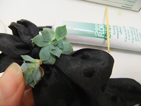 Add a small amount of glue to the base and set aside for a few seconds. Add a small amount of glue to the base and set aside for a few seconds.