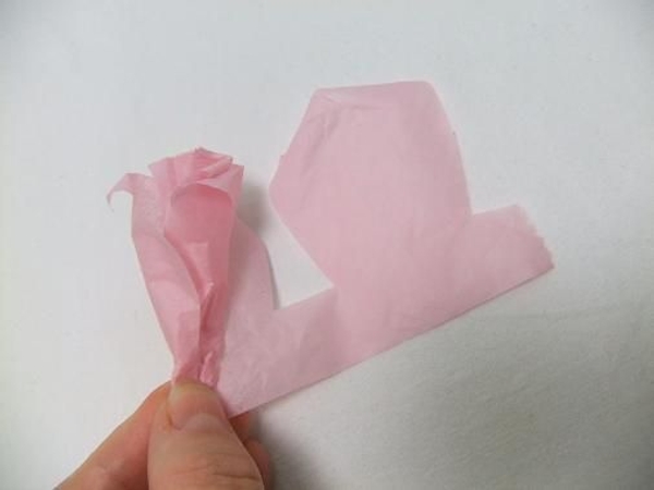 Add more tissue paper garlands for a fuller flower. Add more tissue paper garlands for a fuller flower.
