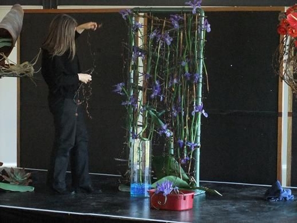 Adding strands of kelp. Adding strands of kelp.