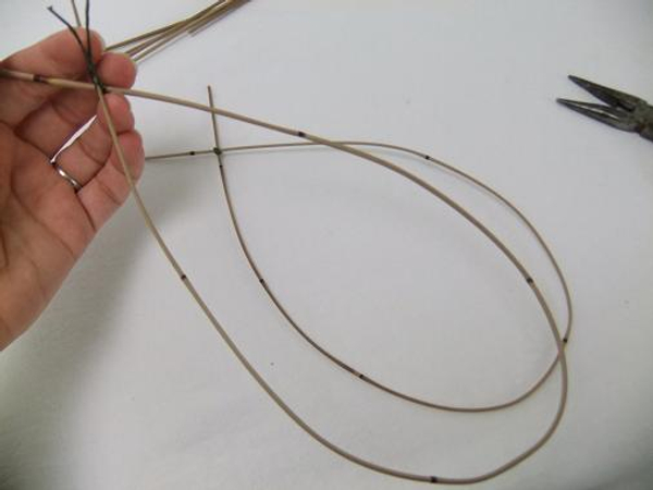 Bind the reed with bind wire and bend another Mikado Reed