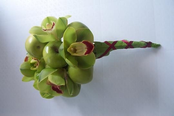 Place the orchids in small test tubes to wire into the design. Place the orchids in small test tubes to wire into the design.