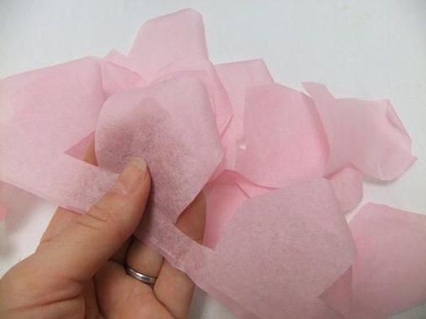 Roll the tissue paper petals at the top. Roll the tissue paper petals at the top.
