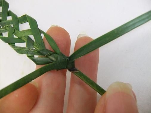 Weave the end pieces in on itself. Weave the end pieces in on itself.