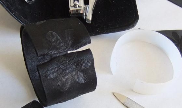 Wrap and glue the ribbon aroung the plastic for a comfotable wrist bracelet Wrap and glue the ribbon aroung the plastic for a comfotable wrist bracelet