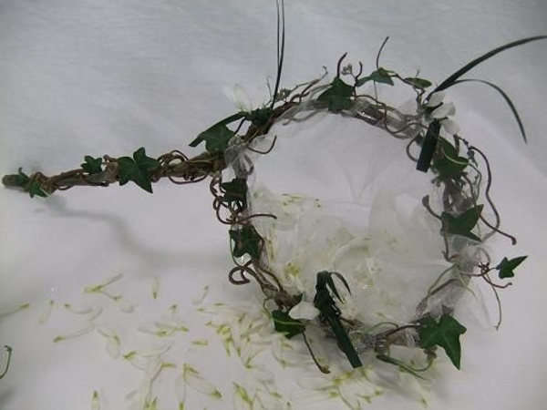 Fill the flower girl butterfly net with Chrysanthemum petals. Fill the flower girl butterfly net with Chrysanthemum petals.