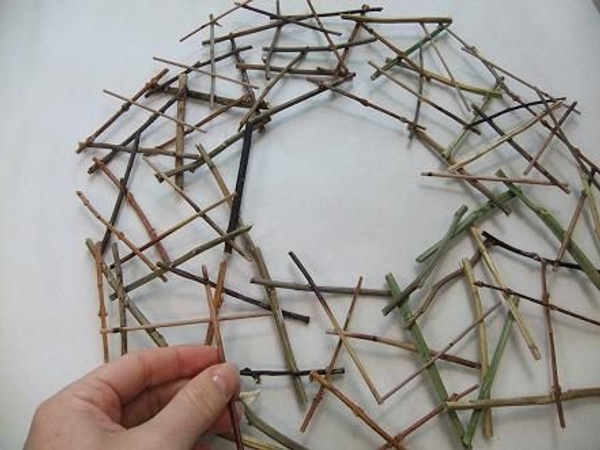 Add a few extra twigs to fill in any gaps and to add bulk.jpg Add a few extra twigs to fill in any gaps and to add bulk.jpg