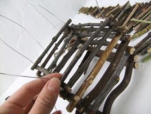 Add each twig from the largest to the smallest. Add each twig from the largest to the smallest.