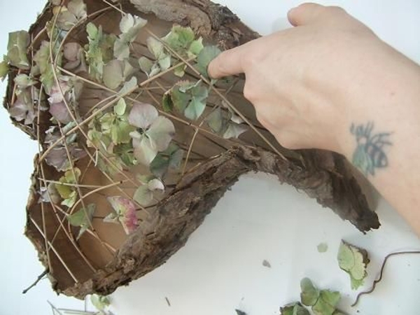 Cover the design with dry flowers. Cover the design with dry flowers.