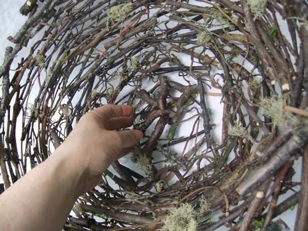 Flip the structure over and add strong twigs to secure. Flip the structure over and add strong twigs to secure.