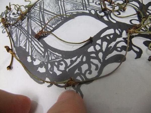 Gently curve the twigs to follow the pattern. Gently curve the twigs to follow the pattern.