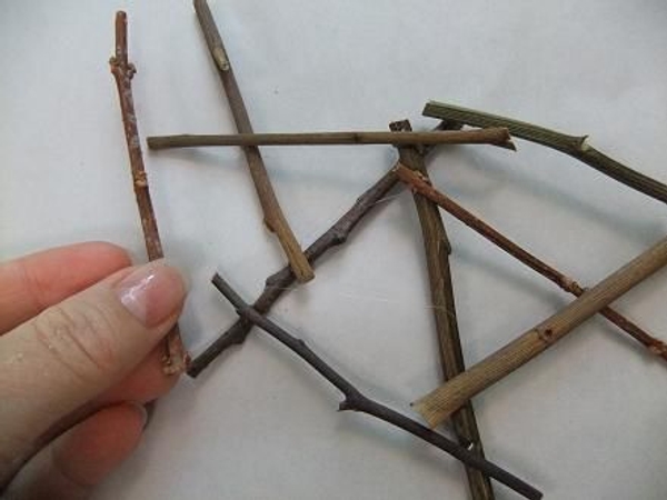 Glue each twig to have at least two connection points. Glue each twig to have at least two connection points.