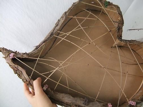 Let the glue dry before designing in the heart shape. Let the glue dry before designing in the heart shape.