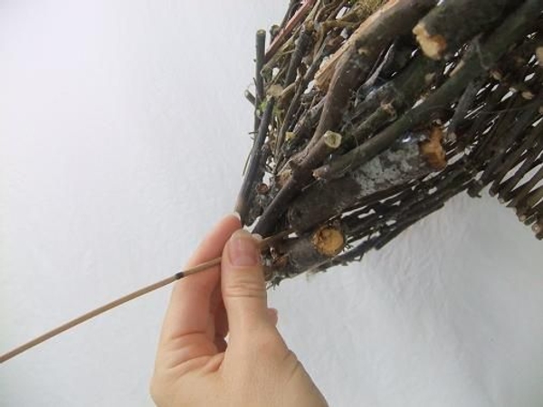 Press a Mikado reed through a gap in the twig mushroom cap. Press a Mikado reed through a gap in the twig mushroom cap.