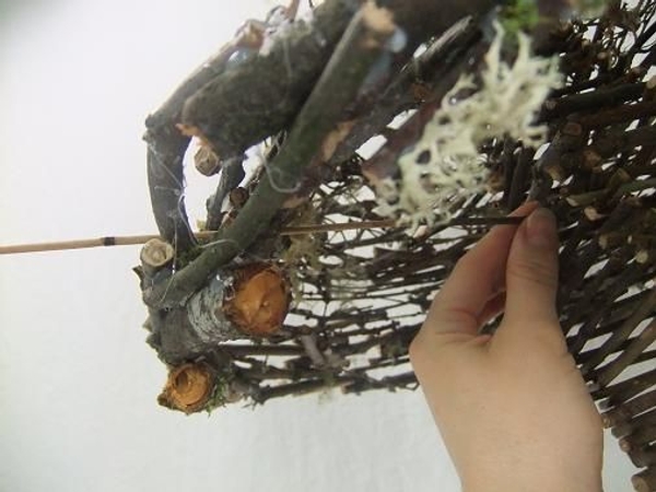 Press the Mikado reed through the base. Press the Mikado reed through the base.