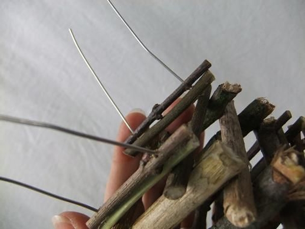 Stack the smallest twigs to create a neat top part. Stack the smallest twigs to create a neat top part.