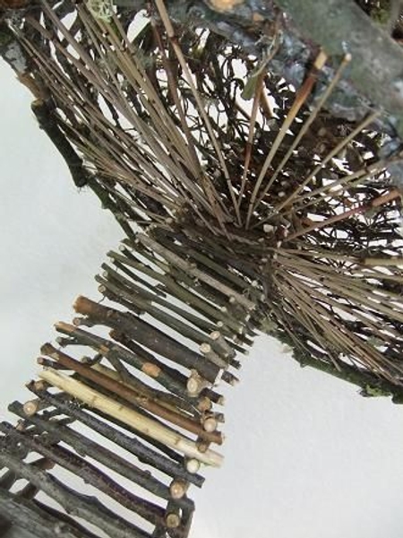 Fan out the Mikado reeds to cover the entire mushroom cap surface. Fan out the Mikado reeds to cover the entire mushroom cap surface.