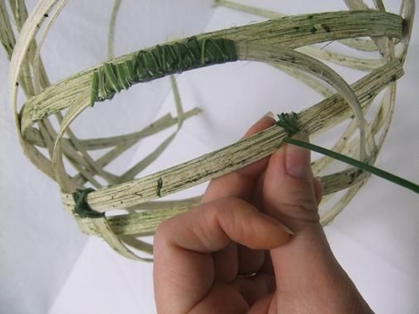 Cut and tie a second short section to the bottom of the basket frame. Cut and tie a second short section to the bottom of the basket frame.