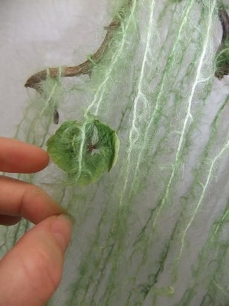 Glue the hydrangeas to the wool Glue the hydrangeas to the wool
