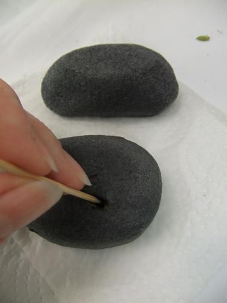Make a small hole in the Oasis Rainbow foam pebble. Make a small hole in the Oasis Rainbow foam pebble.