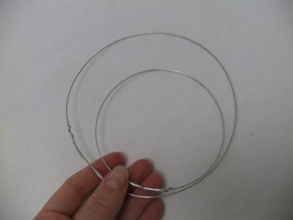 Make two wire circles. Make two wire circles.