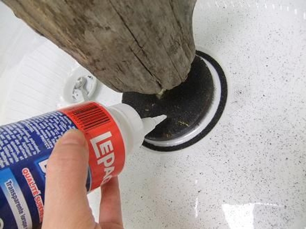 Pour out some glue Pour out some glue