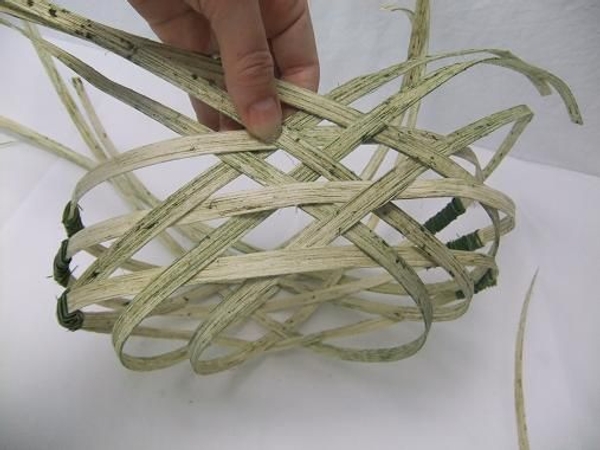 Space out the Midelino cane to shape the basket. Space out the Midelino cane to shape the basket.
