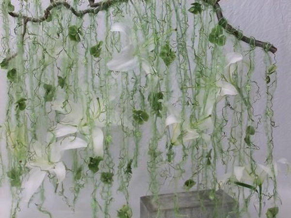 Stringing wool, Spanish moss, hydrangea and lilies. Stringing wool, Spanish moss, hydrangea and lilies.