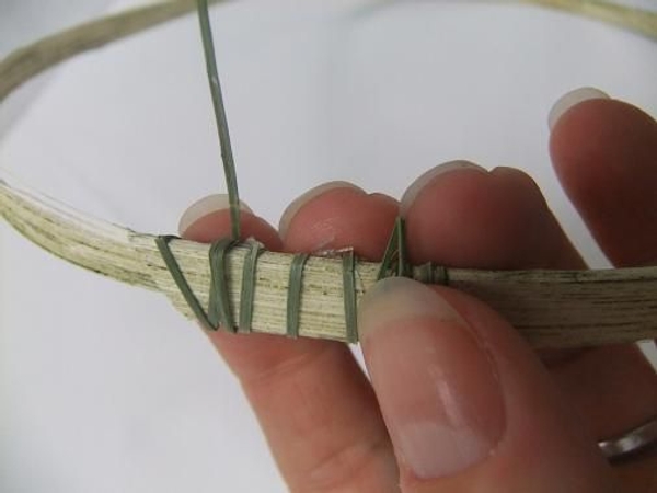 Tie the coils with ripped leaf fiber. Tie the coils with ripped leaf fiber.