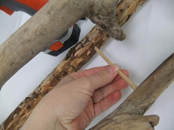 Create a triangular shape by separating the driftwood with dowel sticks Create a triangular shape by separating the driftwood with dowel sticks