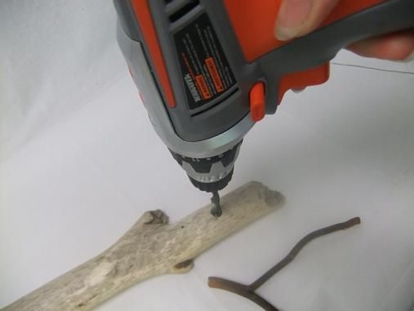 Drill a hole in driftwood. Drill a hole in driftwood.