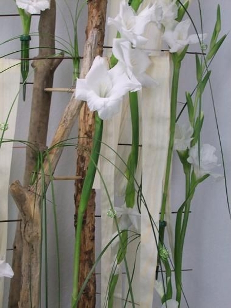 Hang strips of Kyogi paper. Hang strips of Kyogi paper.