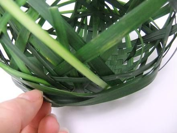 Press the longest blades into the weave pattern on the other side. Press the longest blades into the weave pattern on the other side.