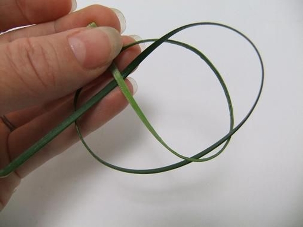 Pull the flax through the knot Pull the flax through the knot