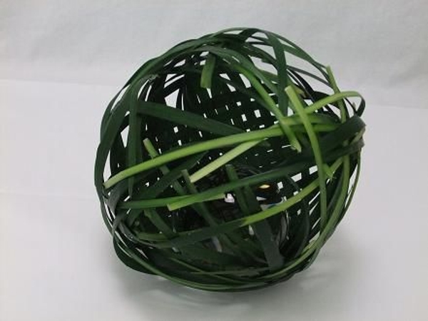 Weave a grass ball. Weave a grass ball.