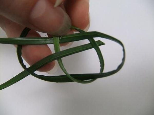 Weave the blade over the inside knot Weave the blade over the inside knot