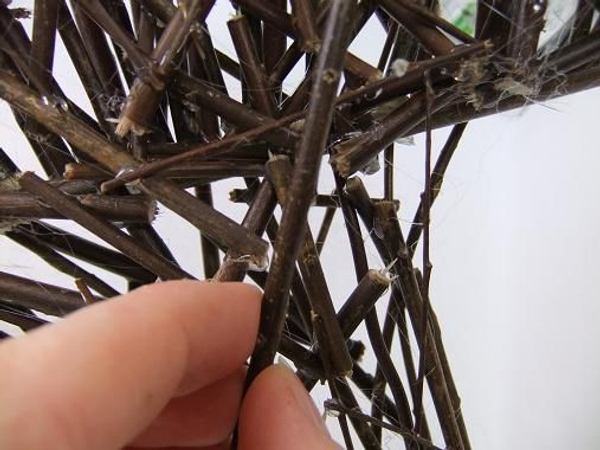 Add a few random twigs to the top half-moon shape. Add a few random twigs to the top half-moon shape.