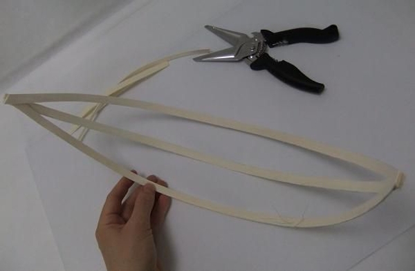 Crescent shape of the basket. Crescent shape of the basket.