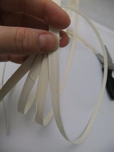 Follow the shape of the basket and glue the coil. Follow the shape of the basket and glue the coil.