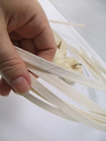 For the basket you will need five Midelino cane coils. For the basket you will need five Midelino cane coils.