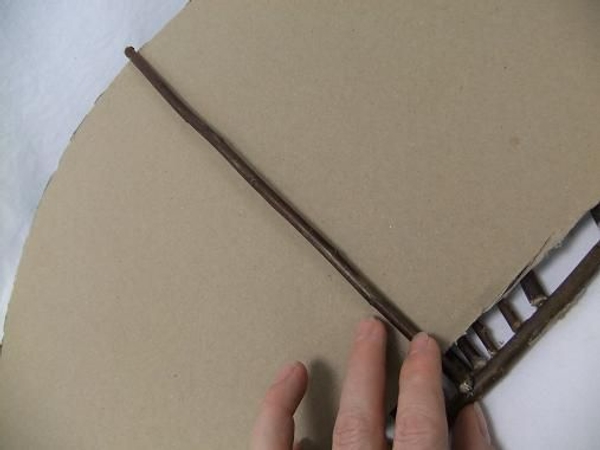 Glue the twig to the bottom horizontal twig. Glue the twig to the bottom horizontal twig.