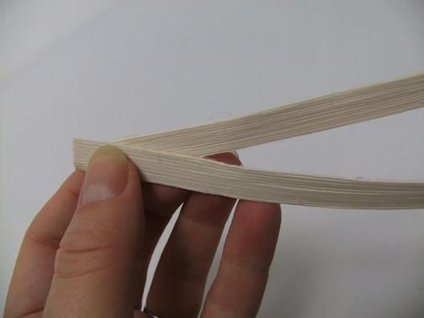 Match the first two ends and secure with glue. Match the first two ends and secure with glue.