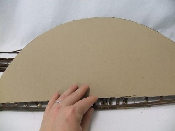 Prop the cardboard up to gape open. Prop the cardboard up to gape open.