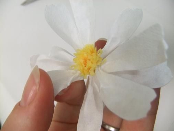 Shape the petals with your nail. Shape the petals with your nail.
