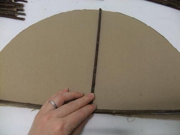 Start to glue the twigs. Start to glue the twigs.